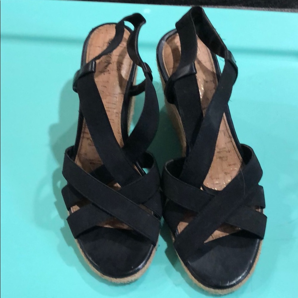 Black wedges